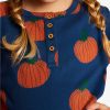 Super zachte jurk met een all-over print van een pompoenen.  100% BIO katoen | GOTS gecertificeerd Organic cotton mid length dress for kid in navy blue with an all over print of pumpkins. This style has a waist cut with a gathered skirt and a back opening with coconut buttons. A fantastic design for a colorful and original Halloween. < - 100% organic cotton, final garment GOTS certified by ECOCERT.
