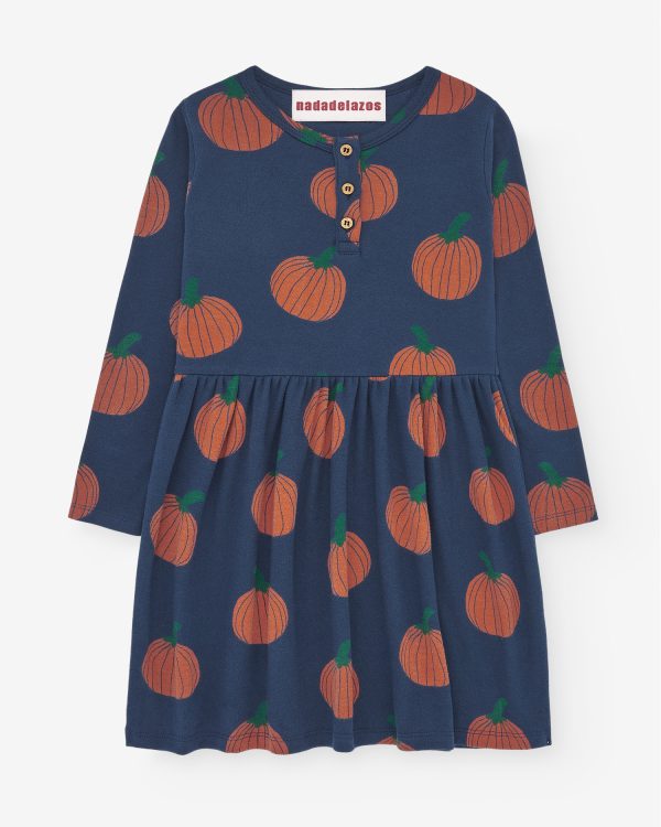 Super zachte jurk met een all-over print van een pompoenen.  100% BIO katoen | GOTS gecertificeerd Organic cotton mid length dress for kid in navy blue with an all over print of pumpkins. This style has a waist cut with a gathered skirt and a back opening with coconut buttons. A fantastic design for a colorful and original Halloween. < - 100% organic cotton, final garment GOTS certified by ECOCERT.