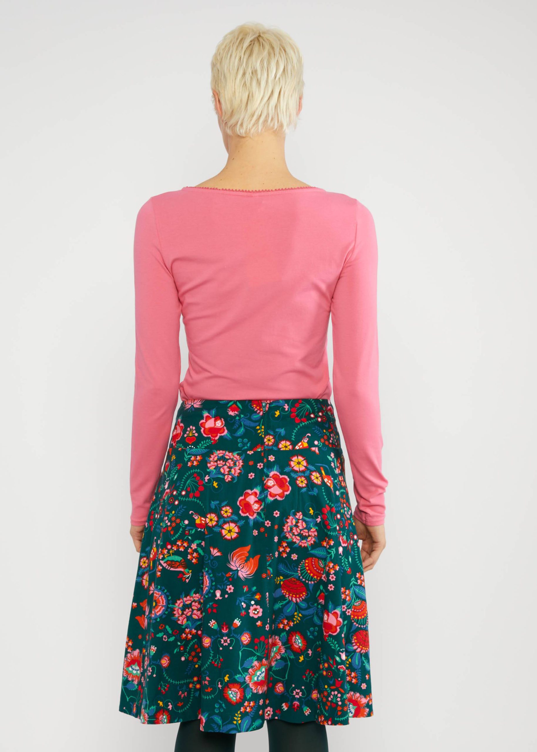 Blutsgeschwister: Circle Skirt Romance Rules the World | romantic mountain garden