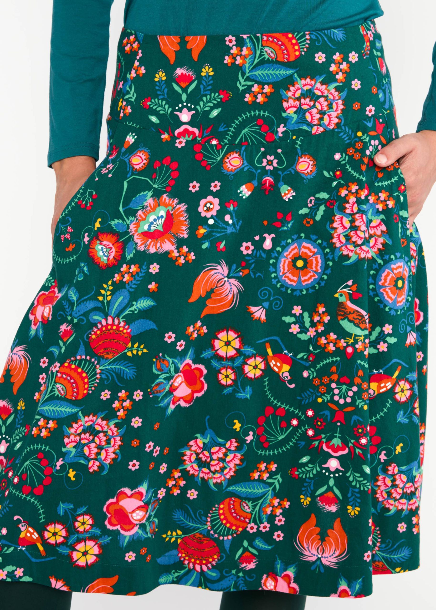 Blutsgeschwister: Circle Skirt Romance Rules the World | romantic mountain garden
