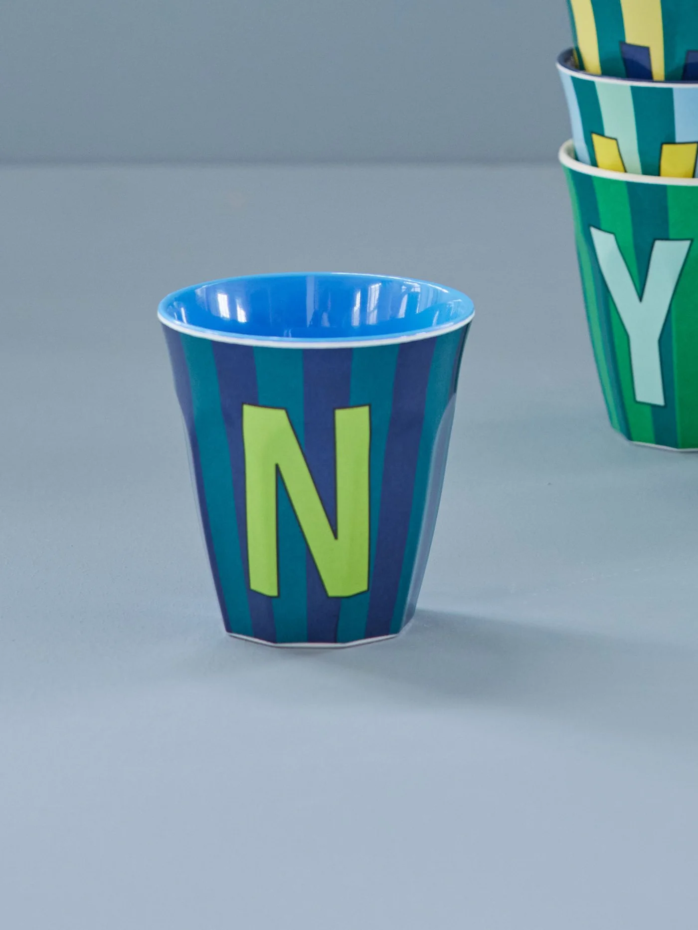 Rice: Medium melamine beker - Alfabet - N Blauw Streep MELCU-ALPSTRNB Rice: Medium melamine beker - Alfabet - N Blauw Streep MELCU-ALPSTRNB