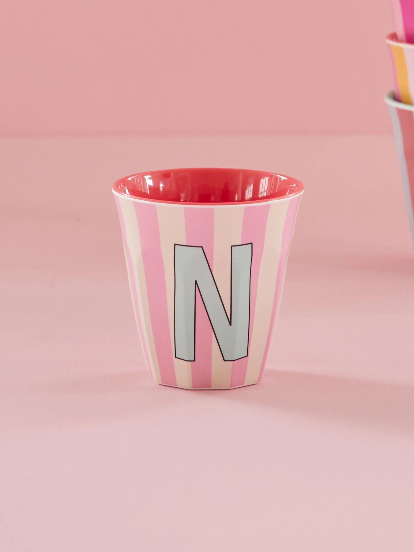 Rice: Medium melamine beker - Alfabet - N Roze Streep MELCU-ALPSTRNI Rice: Medium melamine beker - Alfabet - N Roze Streep MELCU-ALPSTRNI