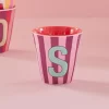 Rice: Medium melamine beker - Alfabet - S Roze Streep MELCU-ALPSTRSI